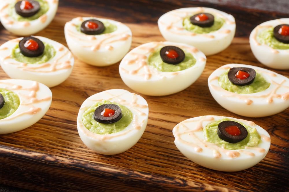 Huevos zombie rellenos de guacamole con ojo de aceituna y kétchup para Samaín